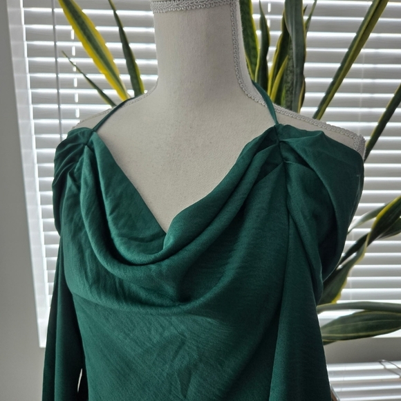 Olia Emerald Green Bell Sleeve Cowl Neck top. Size Small. New.Stylish green co - Picture 4 of 11